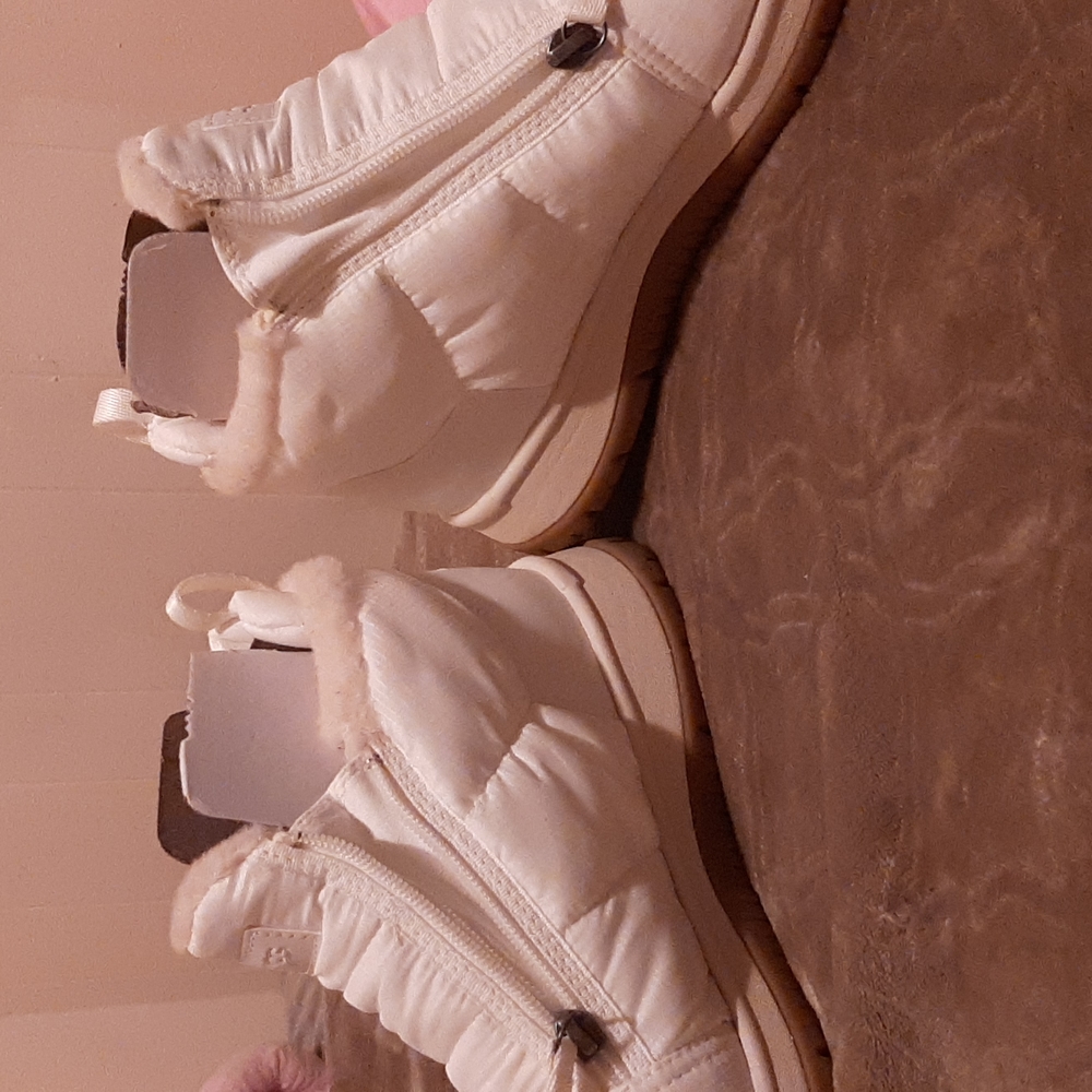 UGG *NEW* front zip winter boots - Picture 7 of 9
